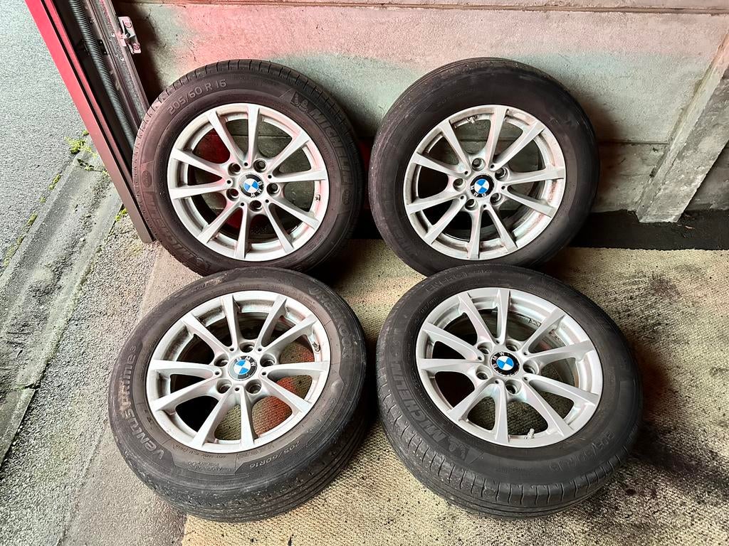 Jantes d'origine BMW Série 3 de 16” + pneus d'été 205/60/16, Pneus et Jantes, 16 pouces, Véhicule de tourisme, Pneus été