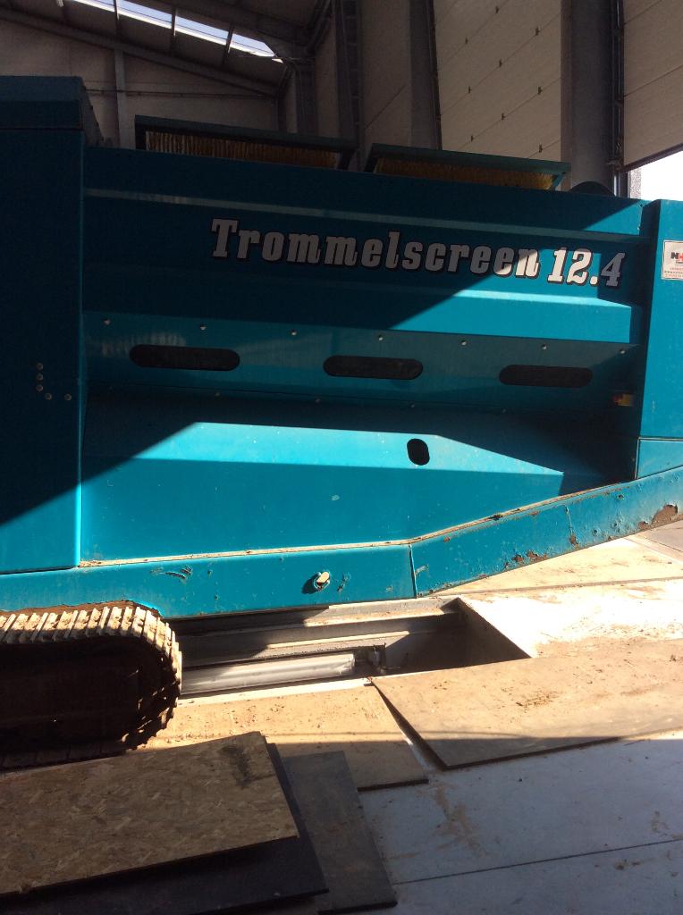 Trommelzeef Rematech 12.4 op rupsen (grondzeef), Ophalen