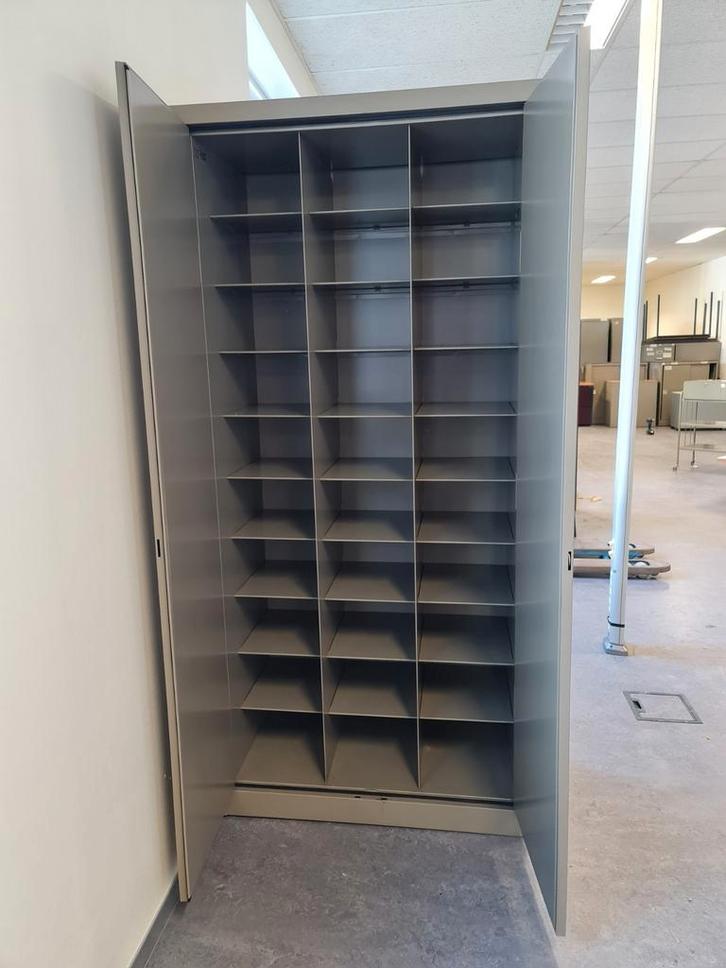 Armoire métallique professionnels avec compartiment MEWAF, Maison & Meubles, Accessoires pour la Maison | Étagères, Comme neuf