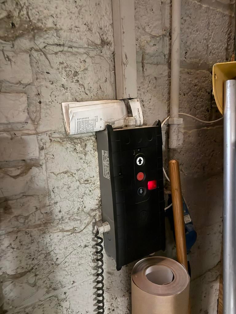 Industriele poort, Ophalen, Zo goed als nieuw