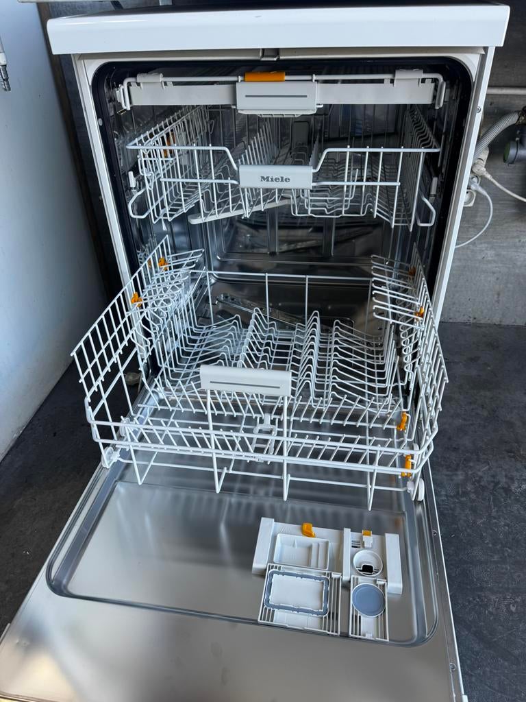 Miele vaatwasser, Elektronische apparatuur, Ophalen, Zo goed als nieuw, Vrijstaand