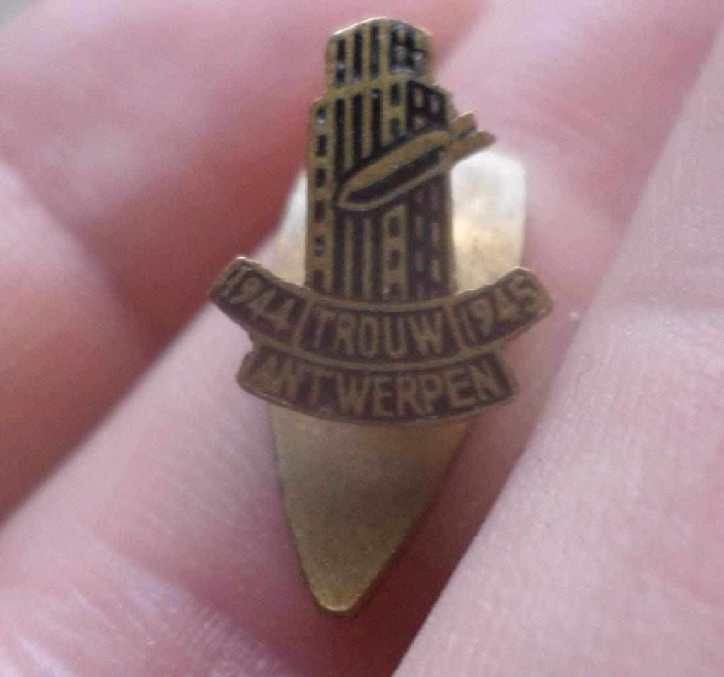 Gezocht speldjes / knoopsgatmedailles antwerpen 1945, Ophalen