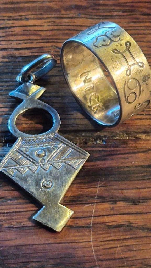 2 petits bijoux égyptiens en argent : 1 bague + 1 pendentif, Bijoux, Sacs & Beauté, Boucles d'oreilles, Enlèvement ou Envoi, Argent