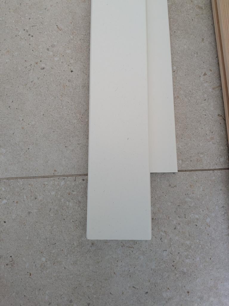 2 houten witte voorgeschilderde plinten 7 cm, Doe-het-zelf en Bouw, Plinten en Afwerking, Ophalen, Plinten
