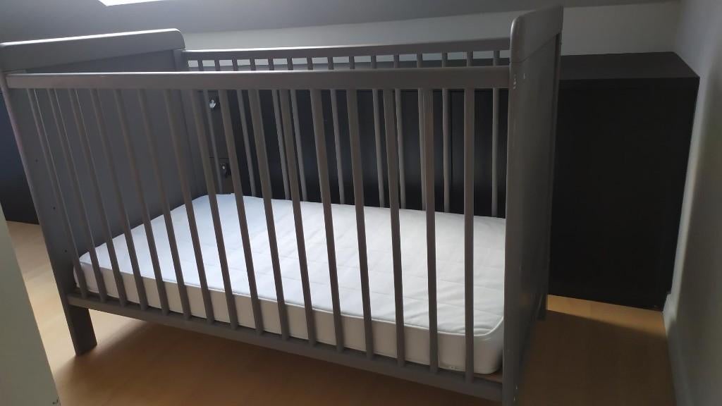 Baby uitzet: bed, stoel ea - verlaagde prijs!, Ophalen, Gebruikt