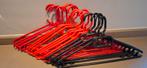 15 st plastieken (combinatie rode en zwarte) kleerhangers 4€, Ophalen of Verzenden