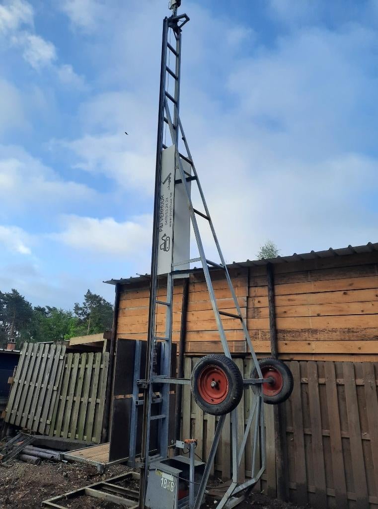 Bouwlift op 220 V Hefvermogen 150 kg 6 m afzethoogte te huur, Ophalen, Gebruikt, Bouwlift