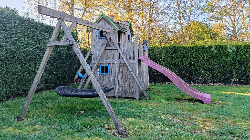 Speeltoren met huisje, terras, glijbaan en schommel., Enfants & Bébés, Jouets | Extérieur | Aires de jeux, Utilisé, Toboggan, Enlèvement