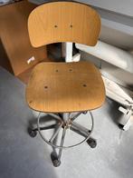 Stoel (bij tekentafel), Ophalen, Gebruikt