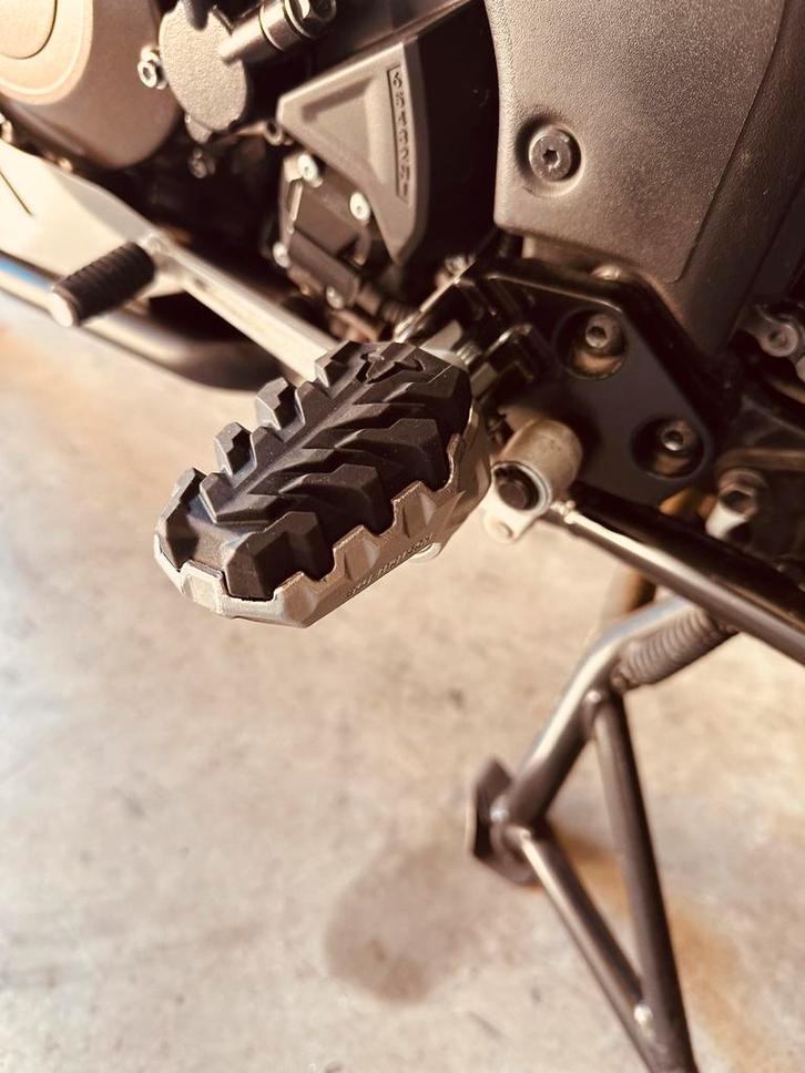 Sw motech evo voetsteunen voor suzuki v strom 1050, Motoren, Accessoires | Overige, Zo goed als nieuw, Ophalen