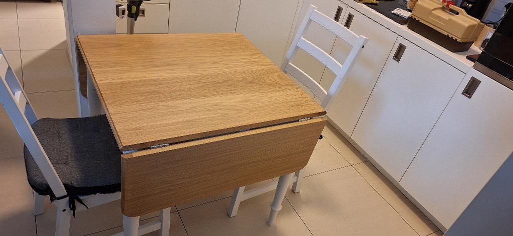 Massieve uitklapbare keukentafel met 2 stoelen, Ophalen, Zo goed als nieuw