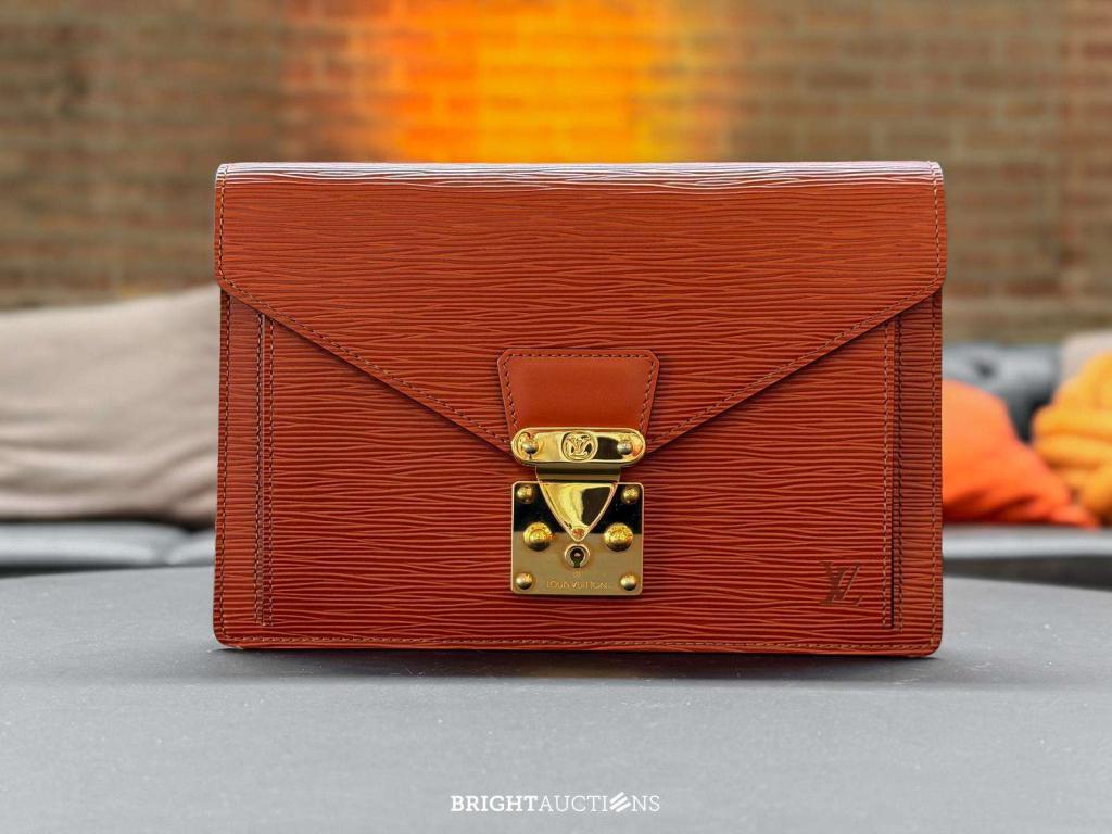 Louis Vuitton Dragonne Epi Clutch Bruin, Niet ingevuld, Niet ingevuld, Utilisé, Louis Vuitton