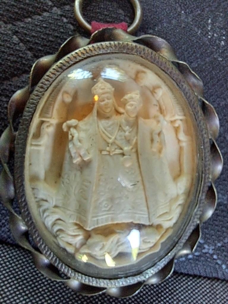 Reliekhouder, pijpaarde Maria met kind in koperen omhulsel, Ophalen of Verzenden