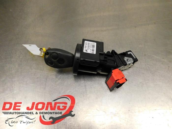 Kontaktslot + Sleutel van een Opel Vivaro, Gebruikt, -, -, Opel