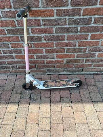 Kinder step rose Oxelo( Decathlon) beschikbaar voor biedingen