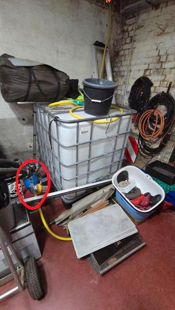 1000 liter watervat + waterpomp beschikbaar voor biedingen