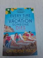 Catherine Mack : Every Time I Go on Vacation Someone Dies, Ophalen of Verzenden, Zo goed als nieuw, Catherine Mack, Amerika