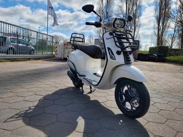Vespa custom 2020 wit. beschikbaar voor biedingen