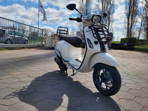 Vespa custom 2020 wit., Fietsen en Brommers, Scooters | Vespa, Zo goed als nieuw, Elektrisch, Ophalen