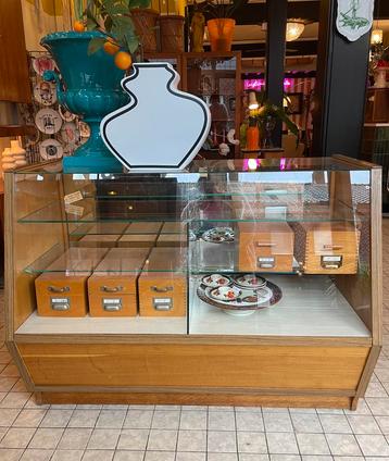Vintage jaren ‘60 toonbank.  beschikbaar voor biedingen