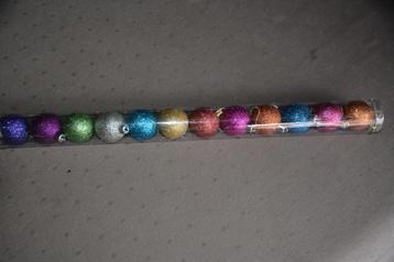 Gekleurde kerstballen beschikbaar voor biedingen