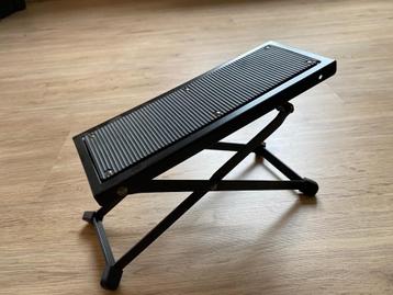 voetsteun om gitaar te spelen - gereserveerd beschikbaar voor biedingen