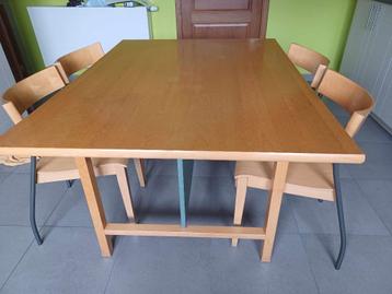 Keukentafel + 4 bijhorende stoelen  beschikbaar voor biedingen