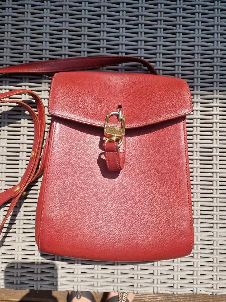 Heel schattig rood lederen handtasje van Delvaux, Handtassen en Accessoires, Tassen | Schoudertassen, Zo goed als nieuw, Rood