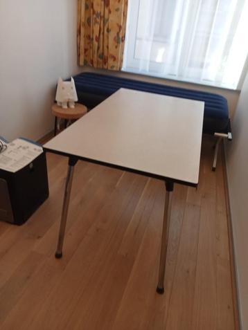 uitschuifbare metalen tafel - lichtgrijs (max. 2 m lang) beschikbaar voor biedingen