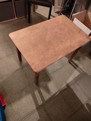 gratis tafeltje beschikbaar voor biedingen