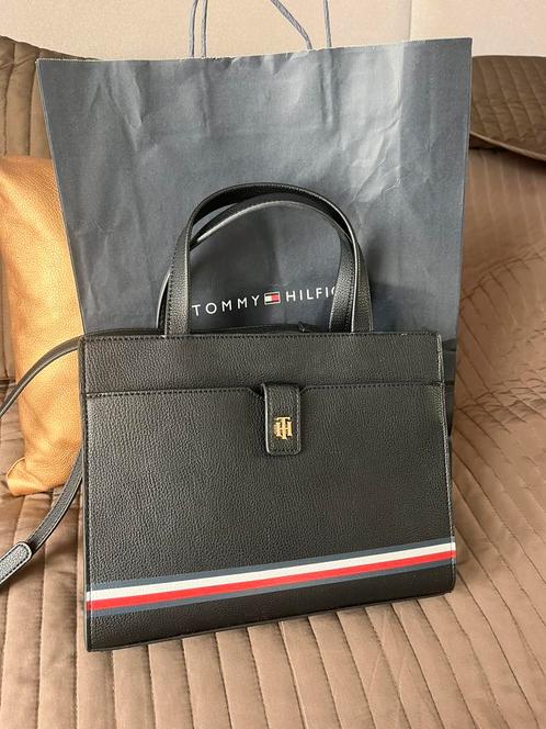Sac Tommy Hilfiger bleu marine avec ligne  élégant, Handtassen en Accessoires, Tassen | Damestassen, Zo goed als nieuw, Blauw