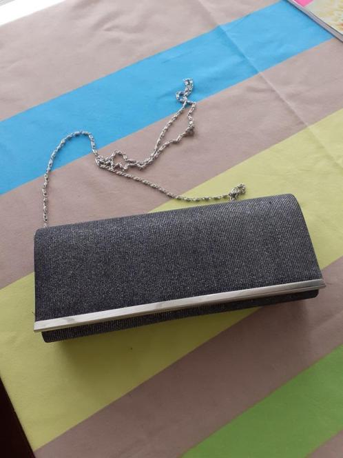 zilverkleurige handtas die in een clutch kan veranderen, Handtassen en Accessoires, Tassen | Damestassen, Nieuw, Avondtasje, Overige kleuren
