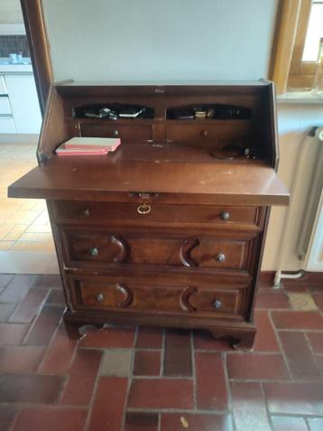 Klassieke secretaire beschikbaar voor biedingen
