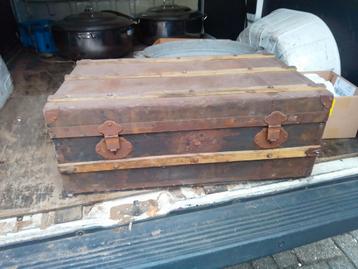Oude metalen koffer met houtversterking beschikbaar voor biedingen