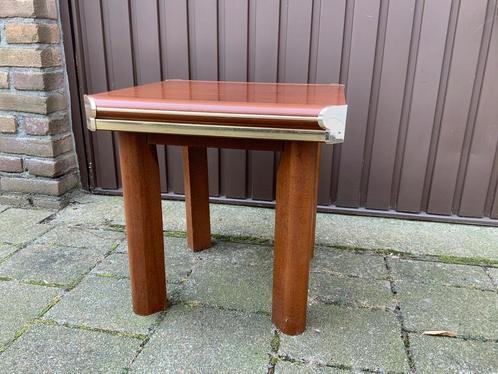 Vierkant, stevig houten tafeltje., Huis en Inrichting, Tafels | Bijzettafels, Zo goed als nieuw, Vierkant, Ophalen
