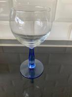 7 wijnglazen met blauwe voet 14 cm hoog, Verzamelen, Glas en Drinkglazen, Ophalen of Verzenden, Zo goed als nieuw