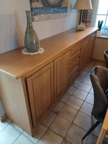 Prachtige eetplaats zonder stoelen.  beschikbaar voor biedingen