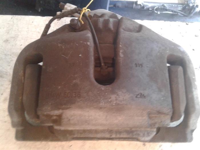 Etrier de frein (pince) avant droit d'un BMW 5-Serie, Autos : Pièces & Accessoires, Freins & Transmission, BMW, Utilisé, 3 mois de garantie