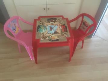 Set kindertafel met stoeltjes Cars en Prinsessen disponible aux enchères