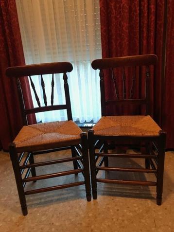 2 brocante stoelen met rieten bekleding beschikbaar voor biedingen