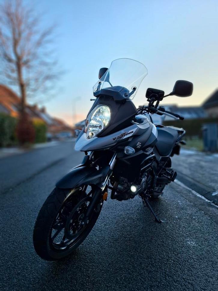 Suzuki V-Strom DL 650 WIT/ZWART 2021 15000KM, Motoren, Motoren | Suzuki, Toermotor, meer dan 35 kW, 2 cilinders, ABS, LED Verlichting