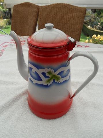 Te koop een oud geëmailleerd koffiezetapparaat  beschikbaar voor biedingen