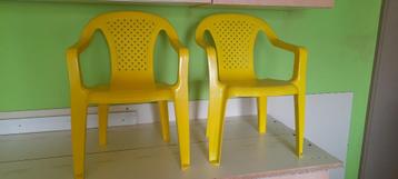 A donner 2 Chaises pvc enfants