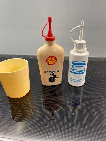 Dit is een vintage Shell "domestic oil" fles, beschikbaar voor biedingen