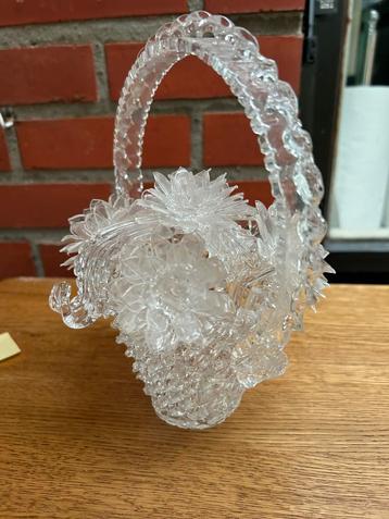 Decoratieve mand beschikbaar voor biedingen