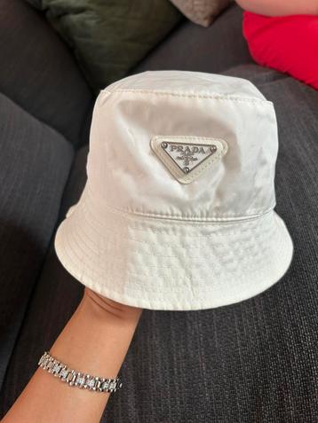 Prada hoed, Enlèvement, Chapeau