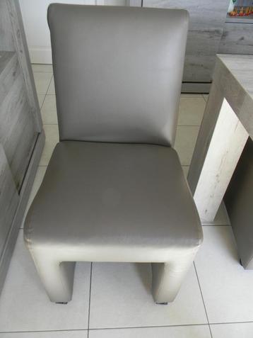 6 stoelen op wieltjes beschikbaar voor biedingen