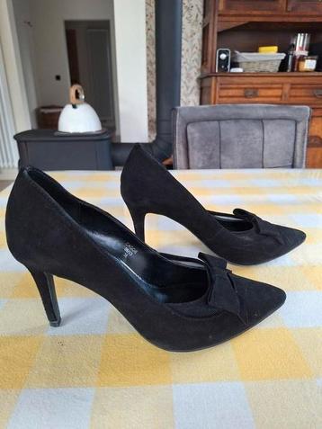 Zwarte suede pumps  beschikbaar voor biedingen