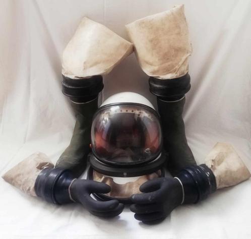 Helm Laarzen en Handschoenen van een origineel SCAPE suit, Verzamelen, Militaria | Algemeen, Luchtmacht, Overige typen, Ophalen of Verzenden