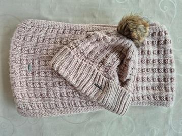 Sjaal met bijpassende muts beschikbaar voor biedingen